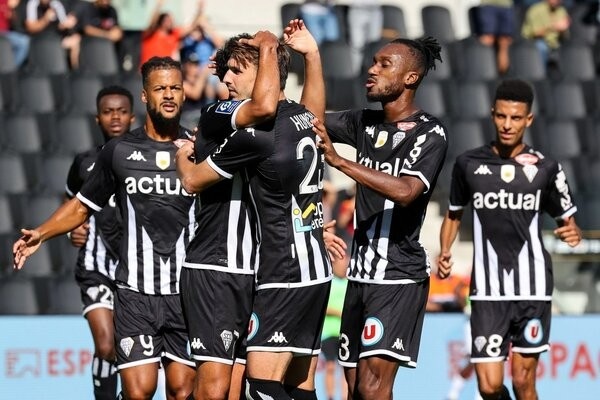 Angers SCO - CLB lần đầu thăng hạng Ligue 1 vào năm 2015