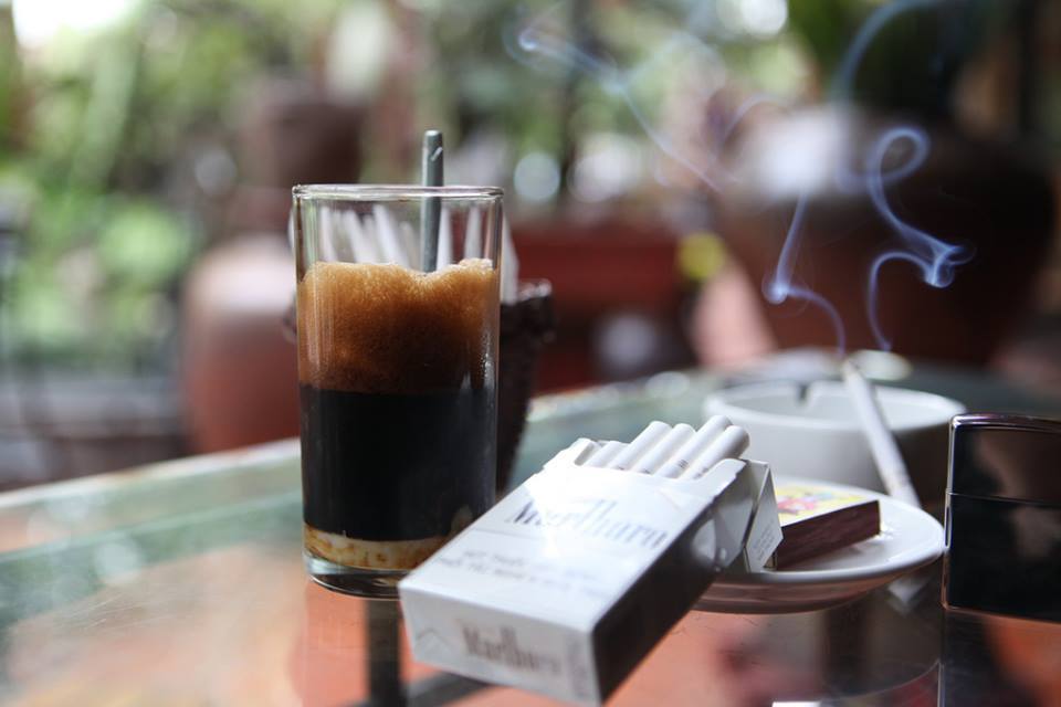 Hình ảnh điếu thuốc bên ly cafe