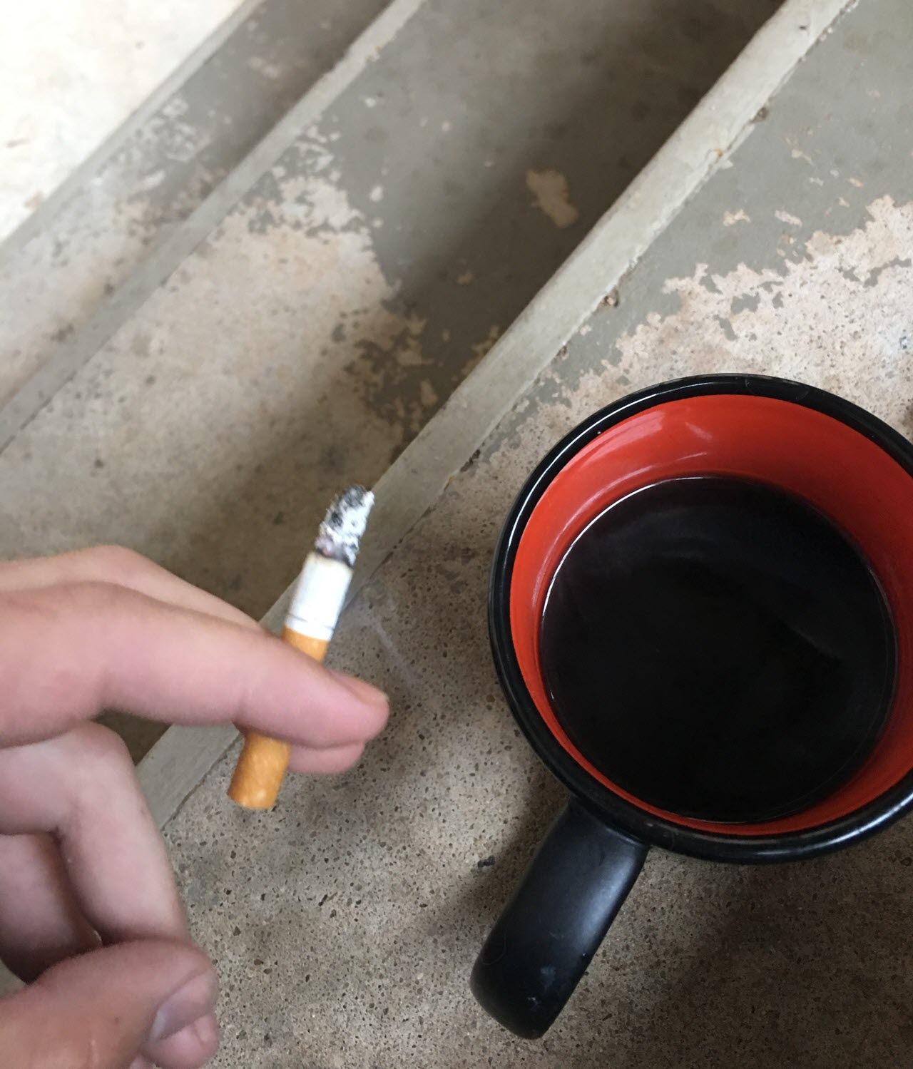 Hình ảnh điếu thuốc tàn bên ly cafe cạn
